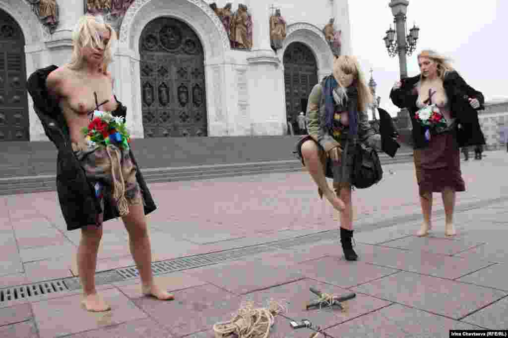 В Москве у Храма Христа Спасителя движение FEMEN провело акцию "Боже, царя гони!"