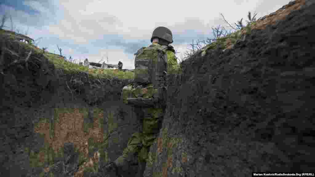 Укріплення українських військовослужбовців непрості для пересічної людини. Всі сполучення викопані ледь не в людський зріст і сполучають між собою не одне укриття, де своє бойове чергування несуть солдати. Так і боєкомплект підносять, і від артилерії противника ховаються