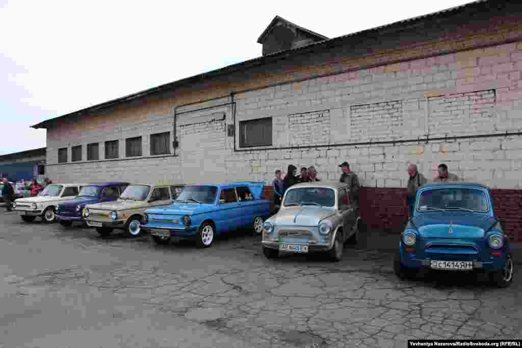 Щоб відзначити ювілей «горбатого», до Запоріжжя приїхали також власники таких автомобілів із Дніпра та Нікополя