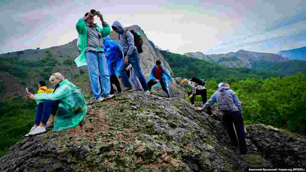Массивная глыба в центре, на которую взбираются туристы, служит алтарем «Храма солнца»