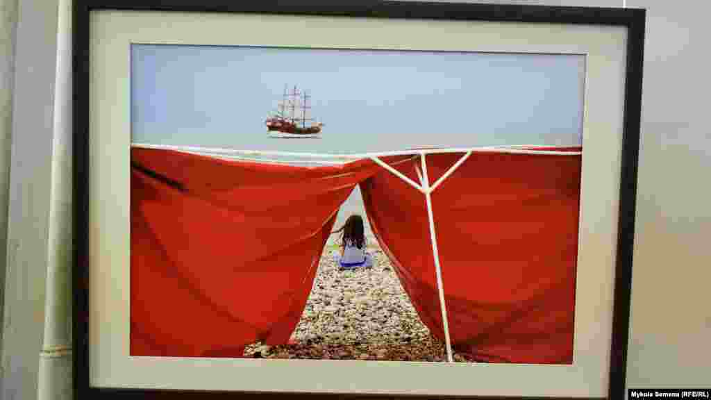 «Первая работа была одобрена редакторами этой фотографической интернет-платформы в мае 2015 года. На данный момент насчитывается около 20 моих работ, одна из которых вошла в категорию The Best of PhotoVogue. На этой фотографии дочь смотрит в окно дома, где жили мои дедушка и бабушка в Кок Козе (Соколиное) у подножья Ай-Петри. Дом, где прошло мое детство, – и это очень символично», – резюмирует фотохудожница