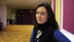 Вікторія Оломуцька в приміщенні школи, де вчаться її діти