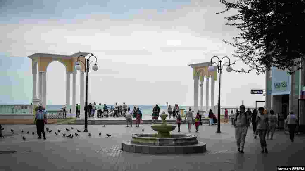 Однак, крім моря і сонця, Євпаторія славиться і своєю давньою історією, а також пам'ятниками архітектури, що стоять тут як свідки минулих часів