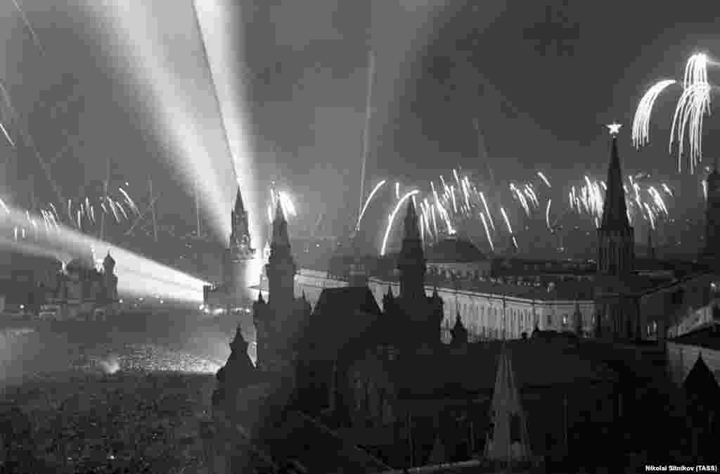 Красная площа в Москві, заповнена людьми, під час салюту над Кремлем. Очевидець так згадував ті моменти: «Незнайомці цілували один одного. Такого єднання, як 9 травня 1945 року, я не пам'ятаю. Ми всі були одним цілим – росіяни, татари, узбеки, грузини, – ми були єдині, як ніколи»