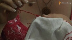 Волонтери вишивають рушник-оберіг для військових Волонтери вишивають рушник-оберіг для військових