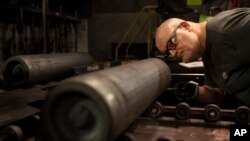 Muncitor la o uzină de armament din Scranton, SUA. Ucraina vrea să producă mai mult armanent la ea acasă.