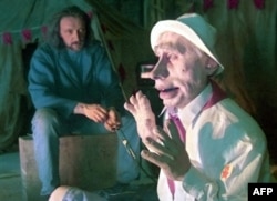 Зад кулисите на "Кукли" през март 2000 г. Кукла на Путин е облечена като комунистически тийнеджър от времето на СССР. Тогава Путин многократно настоява скечовете с него да бъдат свалени.