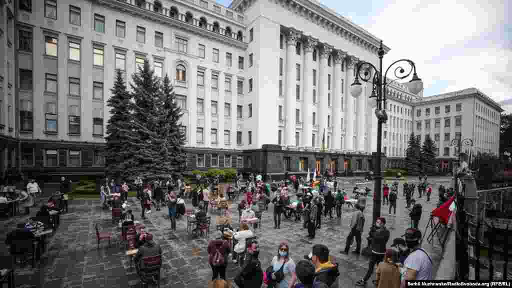 Таким чином вони вимагали дозволити відкрити літні тераси при ресторанах, які зачинені через карантин. Карантин у столиці триває із середини березня у зв’язку із пандемією коронавірусної інфекції та захворювання на COVID-19