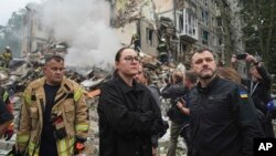 Очільниця уряду Юлія Свириденко і міністр внутрішніх справ Ігор Клименко на місці удару в Києві, 31 липня 2025 року