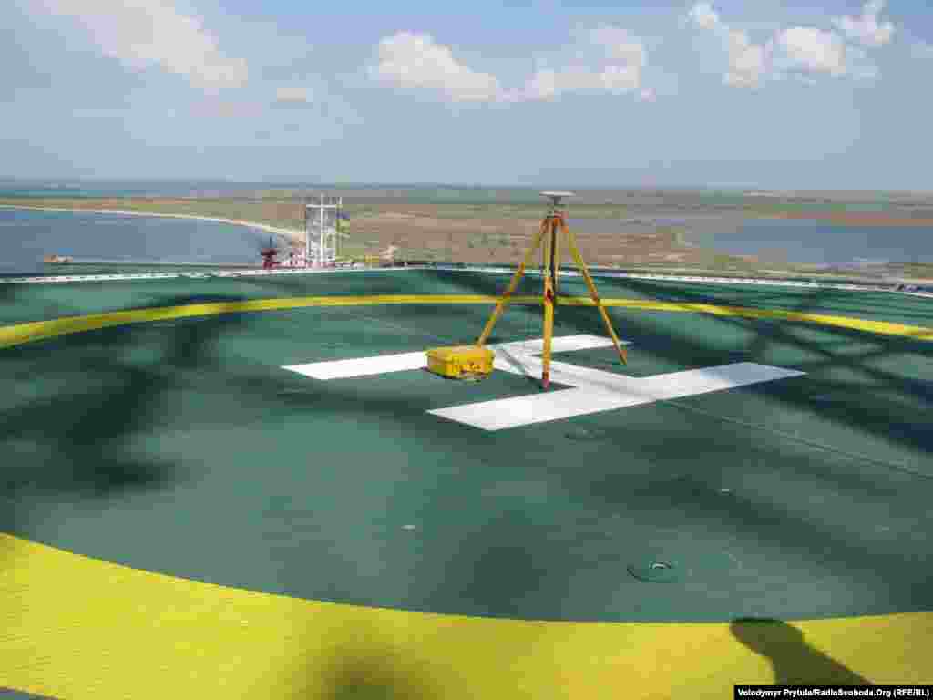 Вертолетная площадка, май 2012 г. При проведении операции в 2023 году украинский спецназ смог захватить на платформах запас вертолетных боеприпасов типа НАР (неуправляемых авиационных ракет).