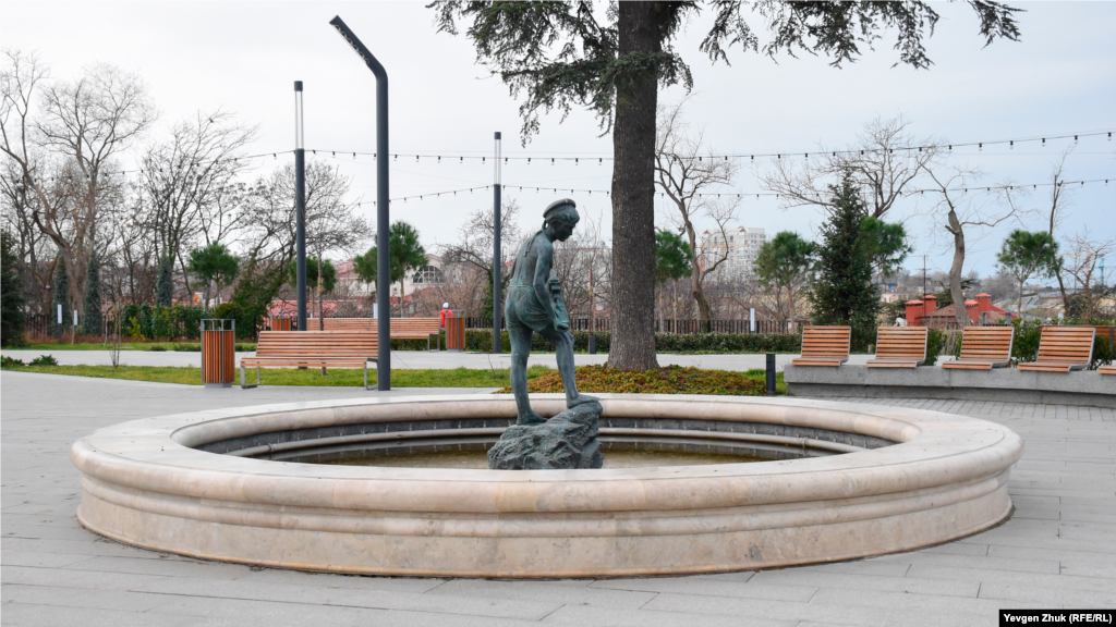 Бронзовая фигура «Мальчика с корабликом» украшает фонтан. Эта трогательная скульптура появилась на возрожденном после войны бульваре в 1950-е годы