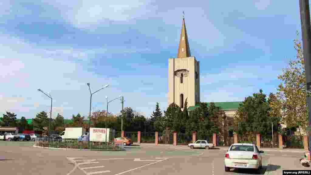 Через дорогу от центральной улицы – действующая церковь Святых и праведных Захария и Елизаветы, возведенная в XIX веке по проекту итальянского архитектора Растрелли