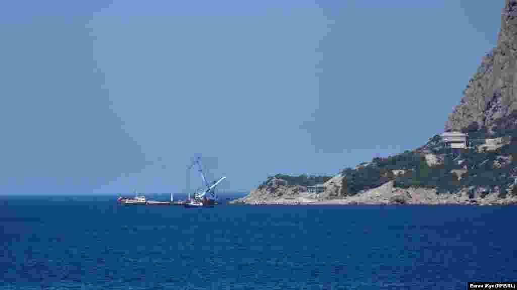 В Батилимане идет строительство берегоукрепительных сооружений возле «Дачи Януковича», перешедшей к людям из окружения российского президента Путина