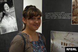 Анастасия Трофимчук возле своей фотоработы