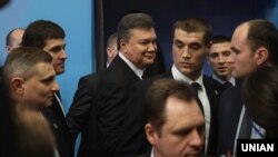 Віктор Янукович (посередині). Архівне фото