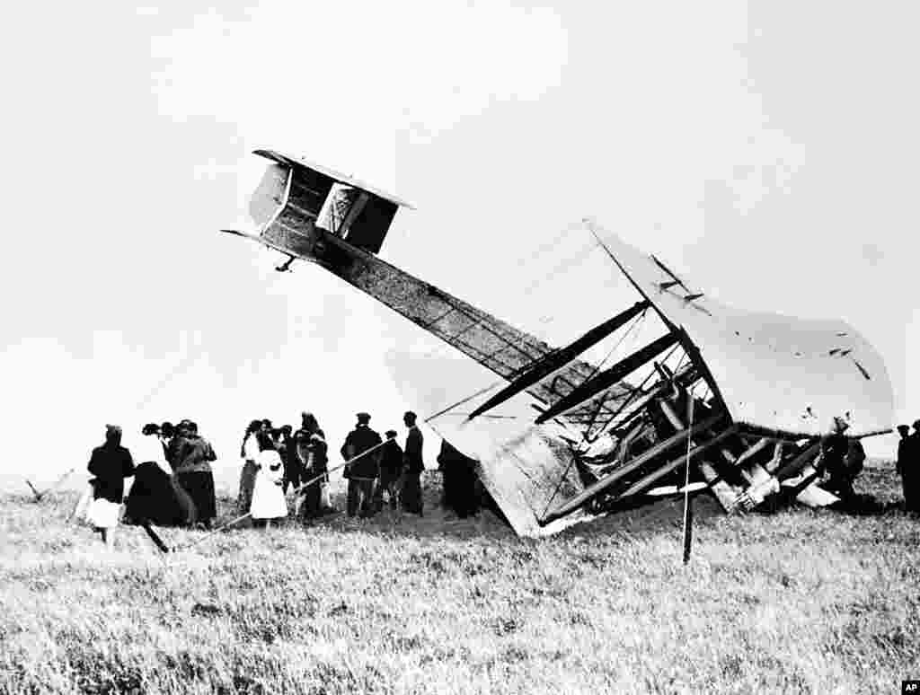 15 червня 1919 року британці Джон Алкок і Артур Браун аварійно приземлились біля ірландського міста Кліфден, завершивши перший в історії безпосадковий переліт через Атлантику