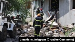 Рятувальники проводять розбір конструкцій зруйнованого будинку, ймовірно, під завалами є ще люди