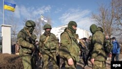 Озброєні чоловіки біля української військової бази, неподалік Феодосії, 3 лютого 2014 року