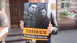 Біля посольства Італії в Києві вимагали звільнити військового Марківа (відео) Біля посольства Італії в Києві вимагали звільнити військового Марківа (відео)