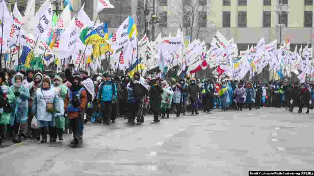 Тримали плакати: «Високі тарифи – геноцид для народу», «Ми платимо податки, а доведеться хабарі». «Владі потрібні наші хабарі?», «Дайте працювати!», «Не заганяйте бізнес в тінь! Не робіть з нас нелегалів!»