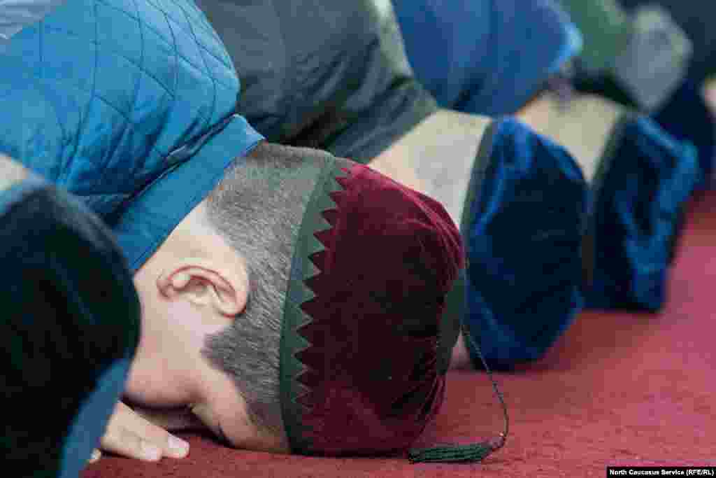 Во время учебы в классах школы стоит приглушенный гул. Дети шепчут слова и раскачиваются в ритме чтения