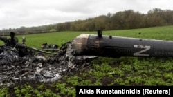 Знищений російський гелікоптер на околиці села Мала Рогань на Харківщині, 20 квітня 2022 року