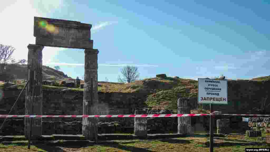 Колонны здания общественного совета – главный символ руин Пантикапея