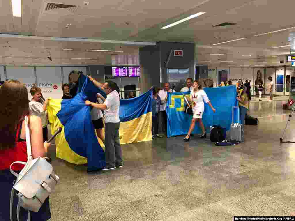 Вже 18 серпня українці зустрічали&nbsp;послання своїх співвітчизників у аеропорту &laquo;Бориспіль&raquo;.&nbsp;В Києві відбудеться урочисте святкування Дня державного прапора України 23 серпня, а прапори будуть символічно об&rsquo;єднані в один і передані до Національного музею історії України