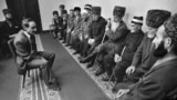 Будущий президент Джохар Дудаев на встрече со старейшинами, которых он пытается убедить поддержать его. 1991 год
