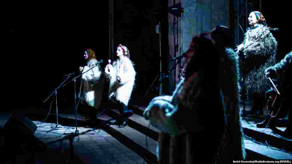 В открытии приняли участие «Dakh Daughters», которые спели о конце зимы и морозов