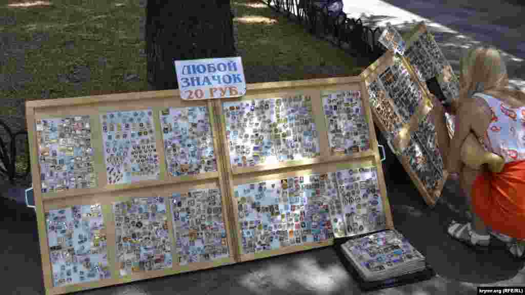 На Пушкінському бульварі в Ялті у колекціонерів можна купити різноманітні значки радянського періоду