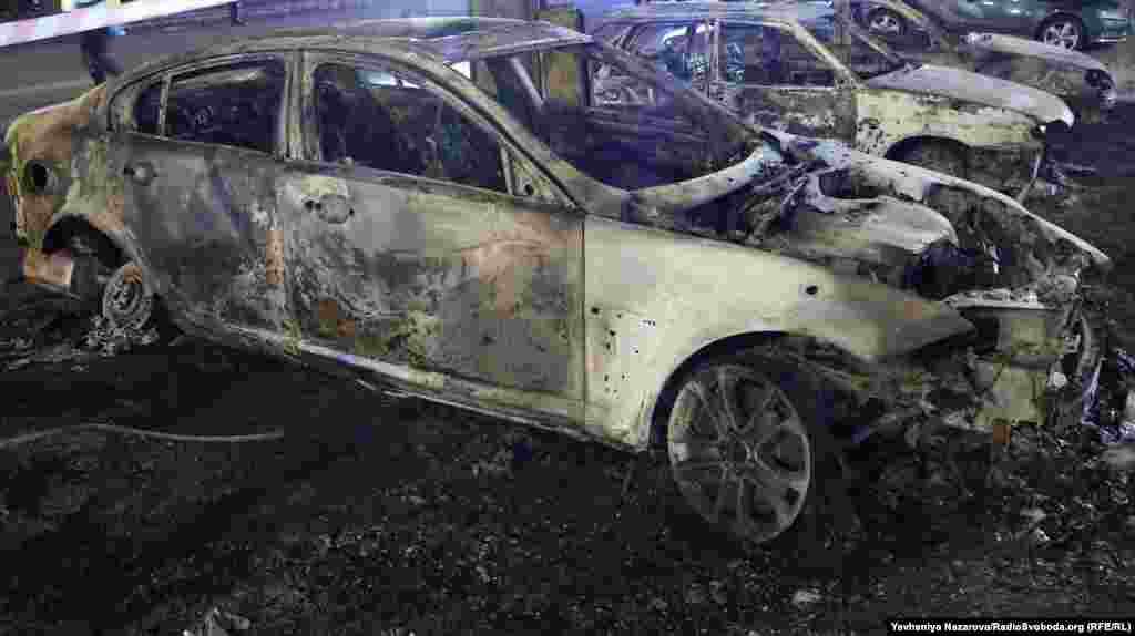 Згорілі автівки, які були припарковані неподалік від місця, куди вдарили російські КАБи  