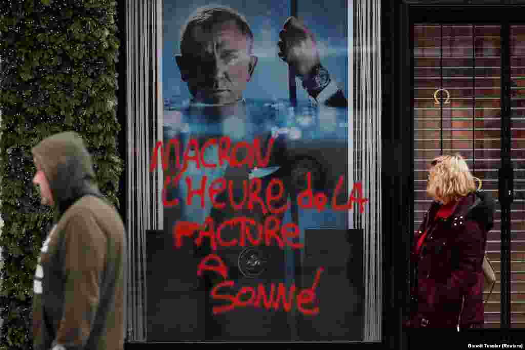 «Макрон – час розплати» – на стінах будівель у Франції