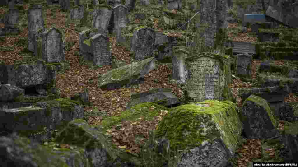 Исходя из эпиграфических данных, кладбище караимов появилось в середине XIV века и функционировало до второй половины XIX столетия