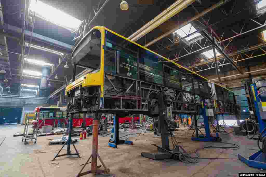 Radnici ’Ikarbusa’ u međuvremenu nove vlasnike čekaju bez plate i posla. Poslednju platu dobili su u avgustu od kada su bez dinara u džepu.