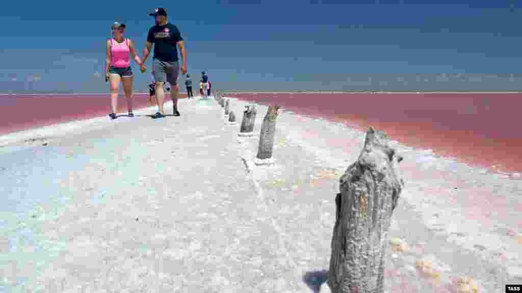 С крымскотатарского языка название озера переводится как «зловонная грязь». Крымчане чувствовали запах сероводорода за много миль, поэтому и дали ему такое название