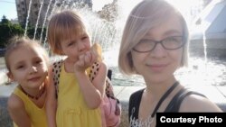 Веліна Вайткунайте з доньками Милославою і Дариною