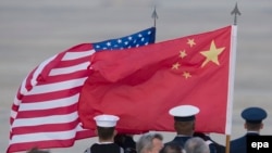 Прапори Китаю та Сполучених Штатів