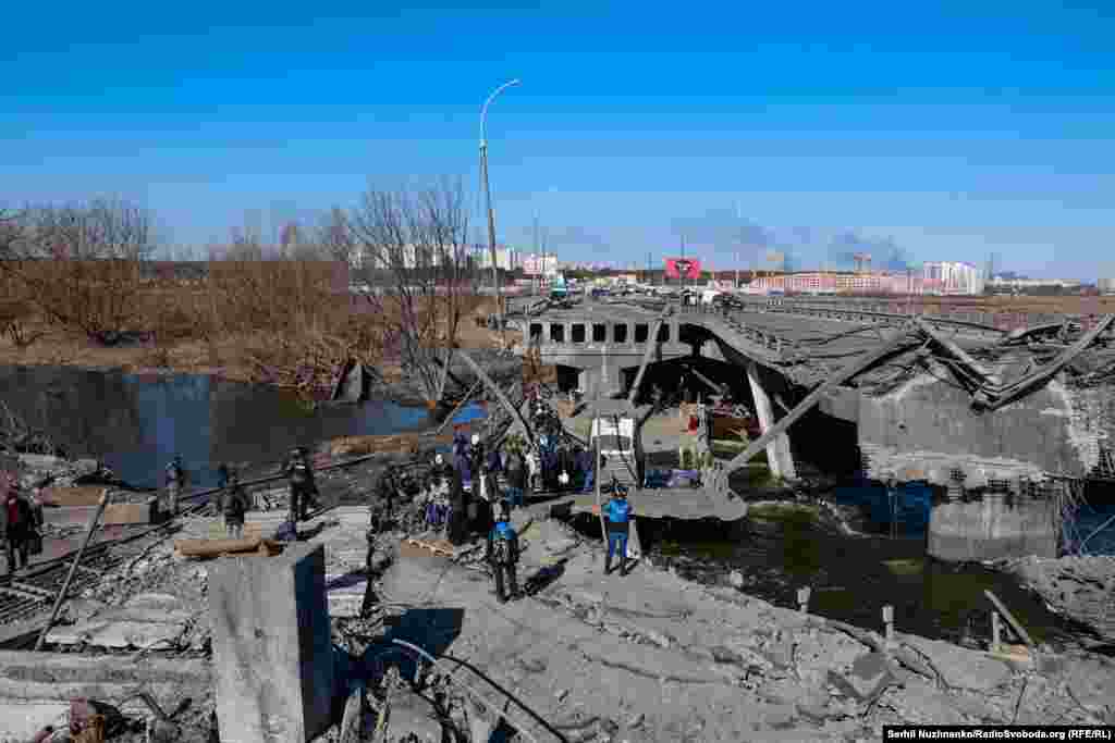 25 лютого 2022 року українські військові підірвали Романівський міст, щоб зупинити наступ армії РФ на Київ. 21 листопада 2023 року, поряд зі зруйнованим мостом відкрили новий через річку Ірпінь.Ліворуч фото від 11 березня 2022, праворуч – березень 2025 року