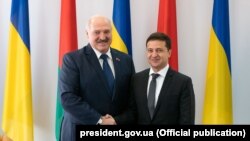 Президент України Володимир Зеленський (ліворуч) та президент Білорусі Олександр Лукашенко в Житомирі, 4 жовтня 2019 року