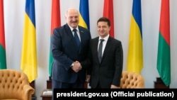 Зустріч Олександра Лукашенка (л) та Володимира Зеленського (п) в Житомирі, 4 жовтня 2019 року