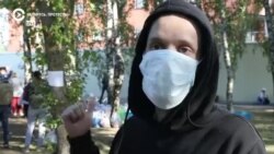 "Нас раздели догола, и шесть часов мы стояли на лбу и коленях в прогулочном дворике" "Нас раздели догола, и шесть часов мы стояли на лбу и коленях в прогулочном дворике"