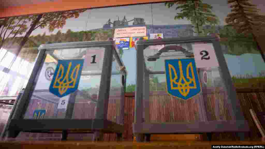 Урни для волевиявлення вже доставлені до Новотошківського. У складі виборчої комісії 12 осіб – усі місцеві жителі