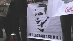 У Києві вимагали звільнення Саакашвілі під посольством Грузії (відео) У Києві вимагали звільнення Саакашвілі під посольством Грузії (відео)