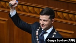 Перед цим на сайті президента був опублікований указ про розпуск Верховної Ради України і призначення дострокових виборів парламенту на 21 липня