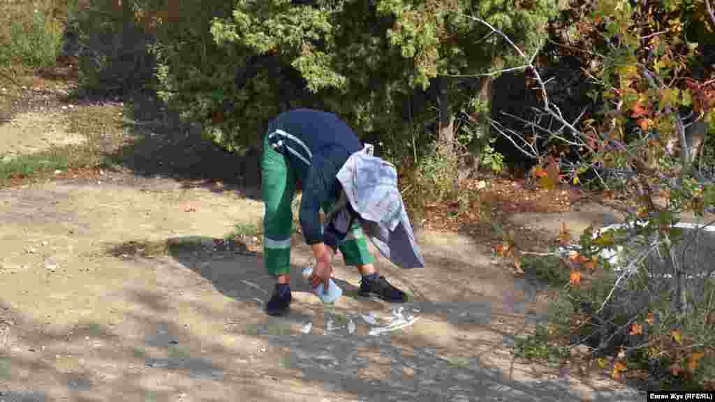 В июне нынешнего года на территории батареи выявили шесть незаконно построенных объектов, в основном гаражей. Также стало известно, что часть ранее выделенных участков попадают на территорию форта. Российский глава города Михаил Развожаев обещает не допустить застройки объекта культурного наследия. «К сожалению, те объекты, которые строятся и вышел уже коттедж на линию к батарее, там все оформлено по закону. Тем не менее, дальше есть участки, которые тоже оформлены, откадастрированы и вырезаны под ИЖС. Ни в коем случае нельзя, чтобы строительство началось», – говорит он