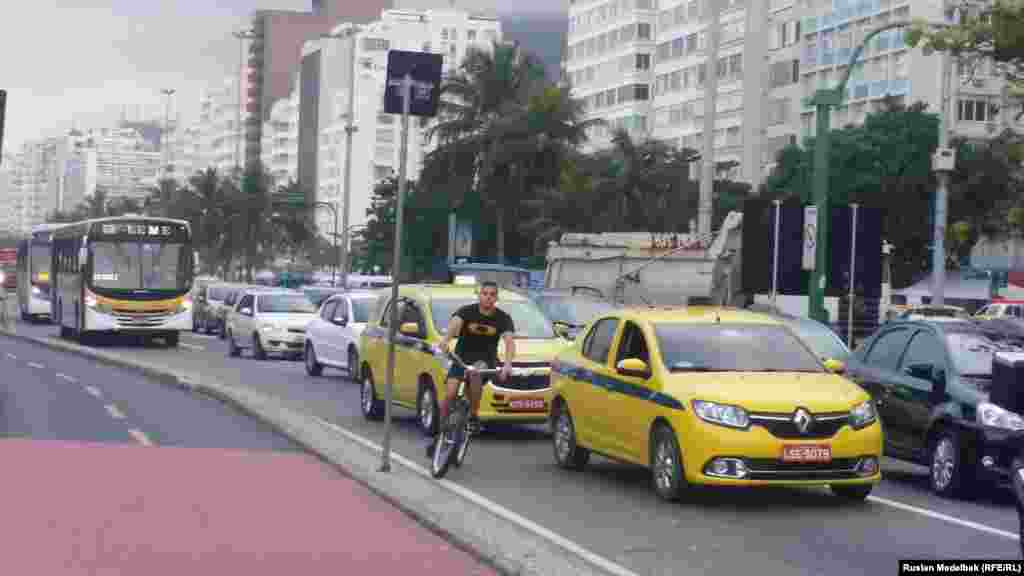 Пробки на дорогах – проблема в Рио-де-Жанейро. Дорога от центра города до Олимпийской деревни в районе Барра занимает полтора часа. Билет на автобус без кондиционера стоит 3,80 реала (примерно 1,5 доллара), на автобус с кондиционером и интернетом – 10 реалов (примерно 3,5 доллара)