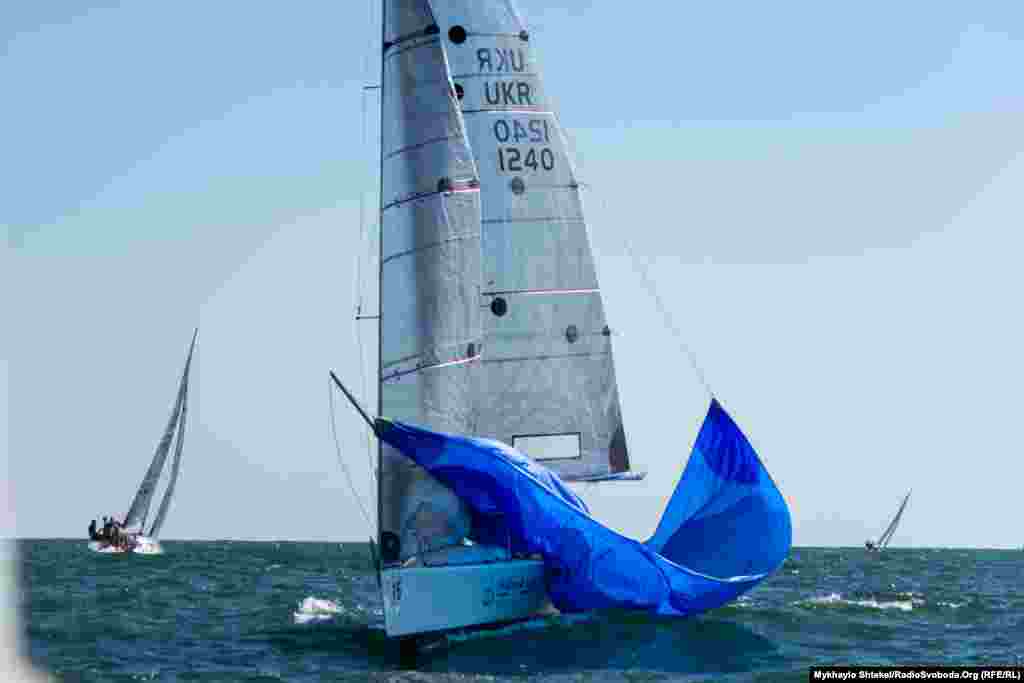 Після повернення «спінакери» швидко згортають – проти вітру під ним не ходять, а зараз яхтсменів чекає повтор цієї ж дистанції