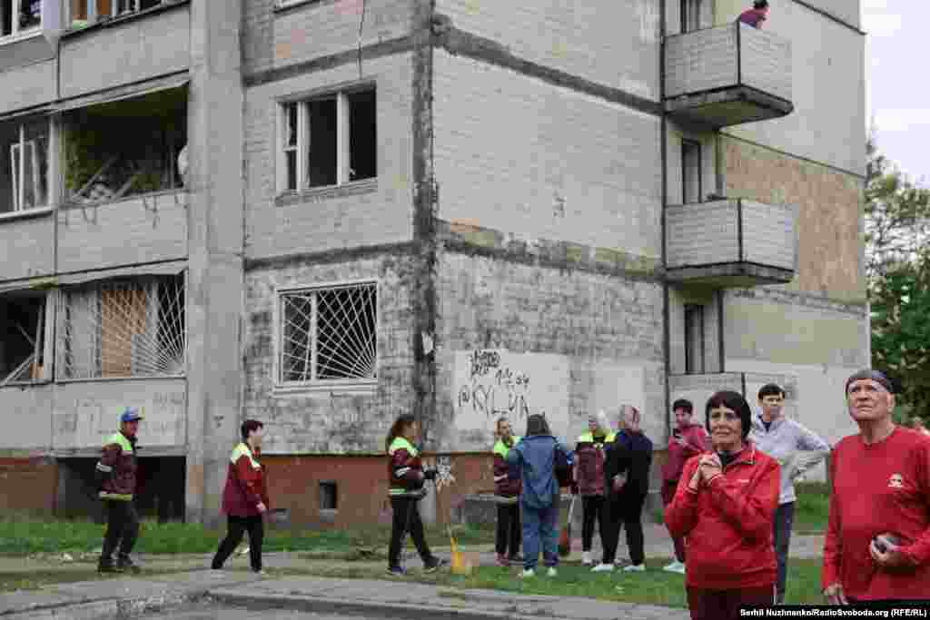 Жителі Оболонського району Києву емоційно реагують на місці удару