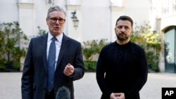 Прем’єр-міністр Великої Британії Кір Стармер (ліворуч) і президент України Володимир Зеленський спілкуються із ЗМІ після зустрічі з європейськими лідерами щодо посилення підтримки України в Парижі, 27 березня 2025 року